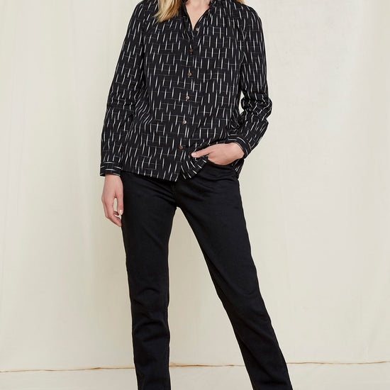 W-B004UF-BK1-Kiara-Ikat-Shirt-aus-Bio-Baumwolle-Natuerliche-Mode-Frauen-CORIAMA-Black-Vorne_2