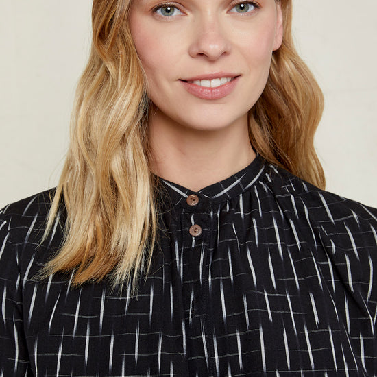 W-B004UF-BK1-Kiara-Ikat-Shirt-aus-Bio-Baumwolle-Natuerliche-Mode-Frauen-CORIAMA-Black-Vorne_3