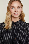 W-B004UF-BK1-Kiara-Ikat-Shirt-aus-Bio-Baumwolle-Natuerliche-Mode-Frauen-CORIAMA-Black-Vorne_3