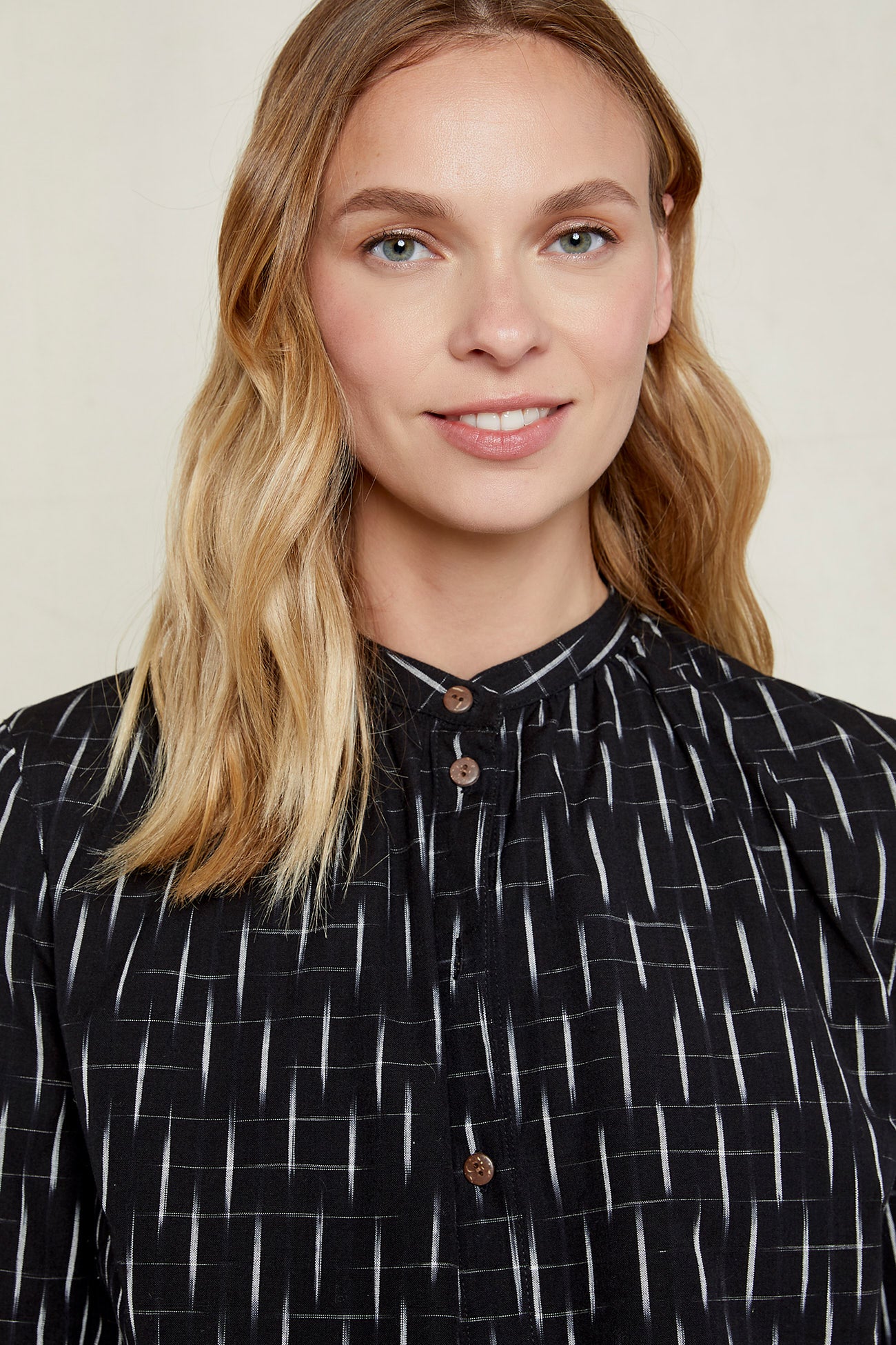 W-B004UF-BK1-Kiara-Ikat-Shirt-aus-Bio-Baumwolle-Natuerliche-Mode-Frauen-CORIAMA-Black-Vorne_3