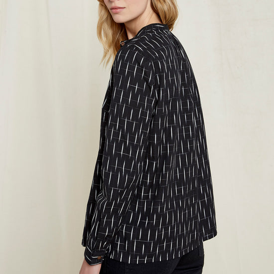 W-B004UF-BK1-Kiara-Ikat-Shirt-aus-Bio-Baumwolle-Natuerliche-Mode-Frauen-CORIAMA-Black-Vorne_4