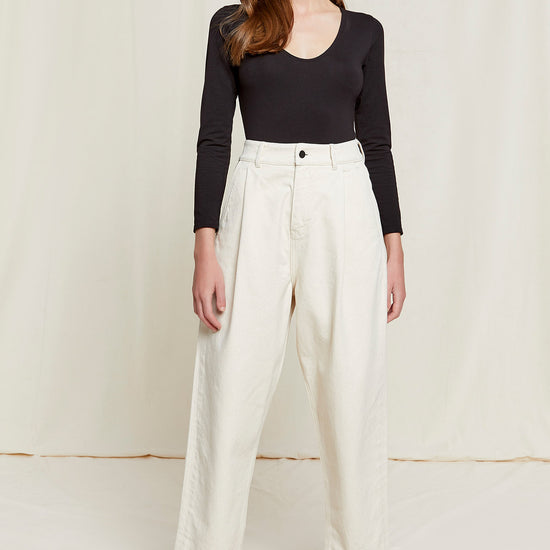 W-B128UF-CM1-Alexis-Tapaered-Trousers-aus-Bio-Baumwolle-Mode-Kleidung-Frauen-OBASSI-Natural-Vorne_1