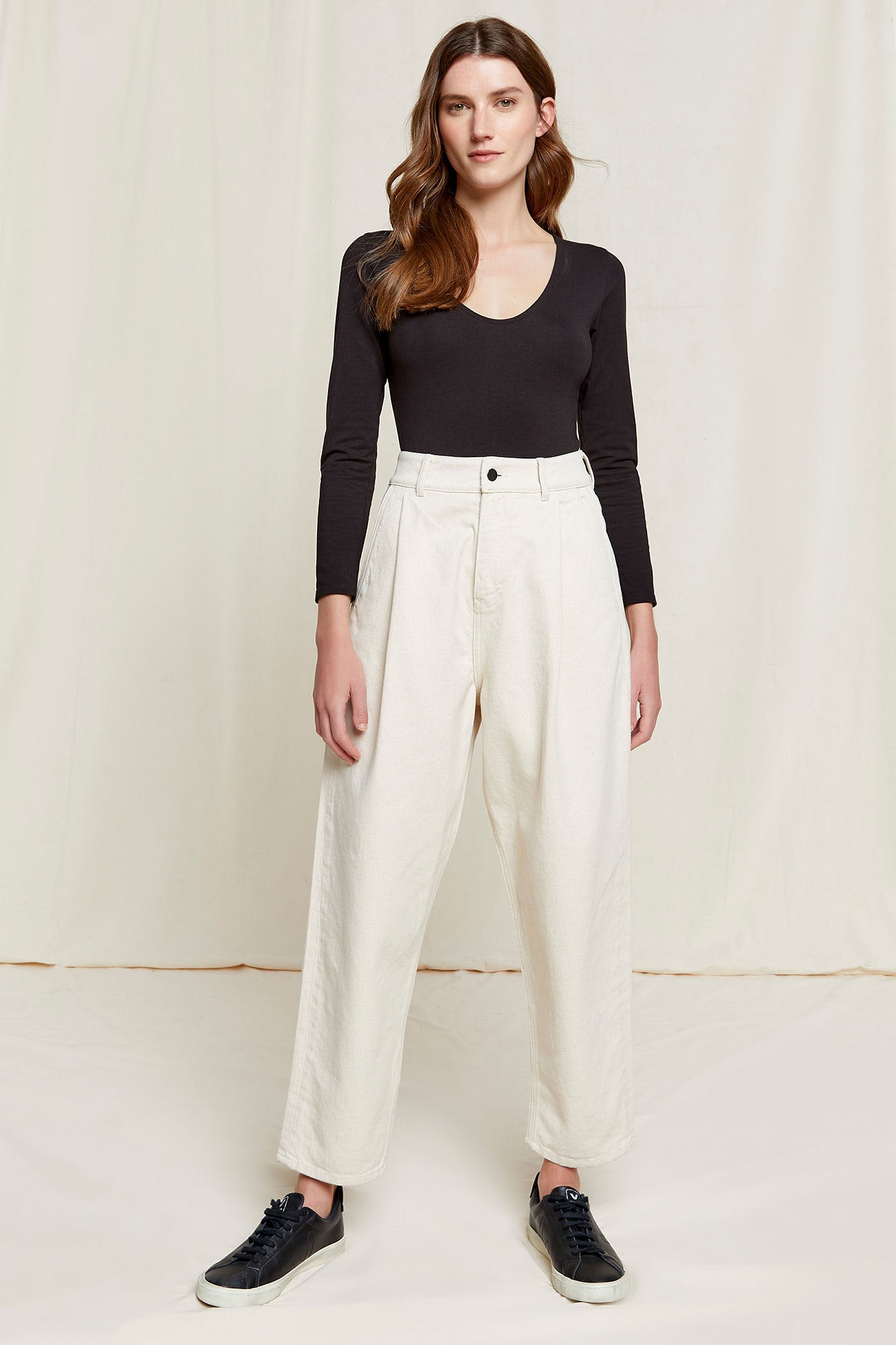 W-B128UF-CM1-Alexis-Tapaered-Trousers-aus-Bio-Baumwolle-Mode-Kleidung-Frauen-OBASSI-Natural-Vorne_1