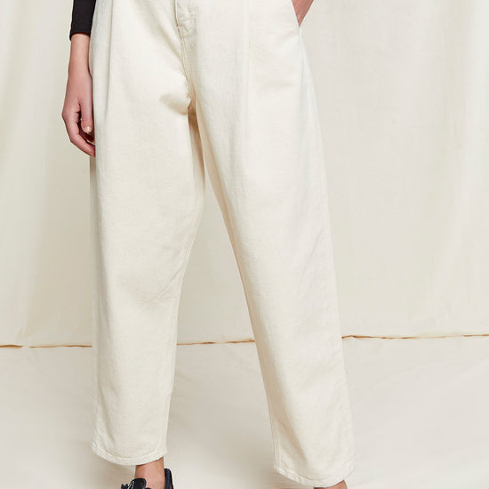 W-B128UF-CM1-Alexis-Tapaered-Trousers-aus-Bio-Baumwolle-Mode-Kleidung-Frauen-OBASSI-Natural-Vorne_2
