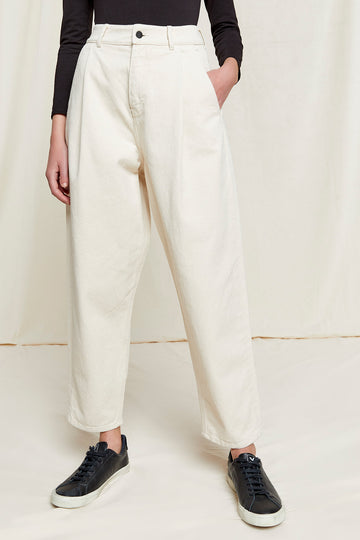 W-B128UF-CM1-Alexis-Tapaered-Trousers-aus-Bio-Baumwolle-Mode-Kleidung-Frauen-OBASSI-Natural-Vorne_2