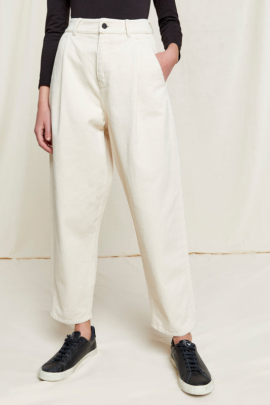 W-B128UF-CM1-Alexis-Tapaered-Trousers-aus-Bio-Baumwolle-Mode-Kleidung-Frauen-OBASSI-Natural-Vorne_2