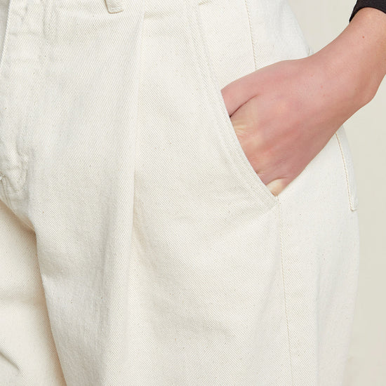 W-B128UF-CM1-Alexis-Tapaered-Trousers-aus-Bio-Baumwolle-Mode-Kleidung-Frauen-OBASSI-Natural-Vorne_3
