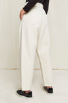 W-B128UF-CM1-Alexis-Tapaered-Trousers-aus-Bio-Baumwolle-Mode-Kleidung-Frauen-OBASSI-Natural-Vorne_4