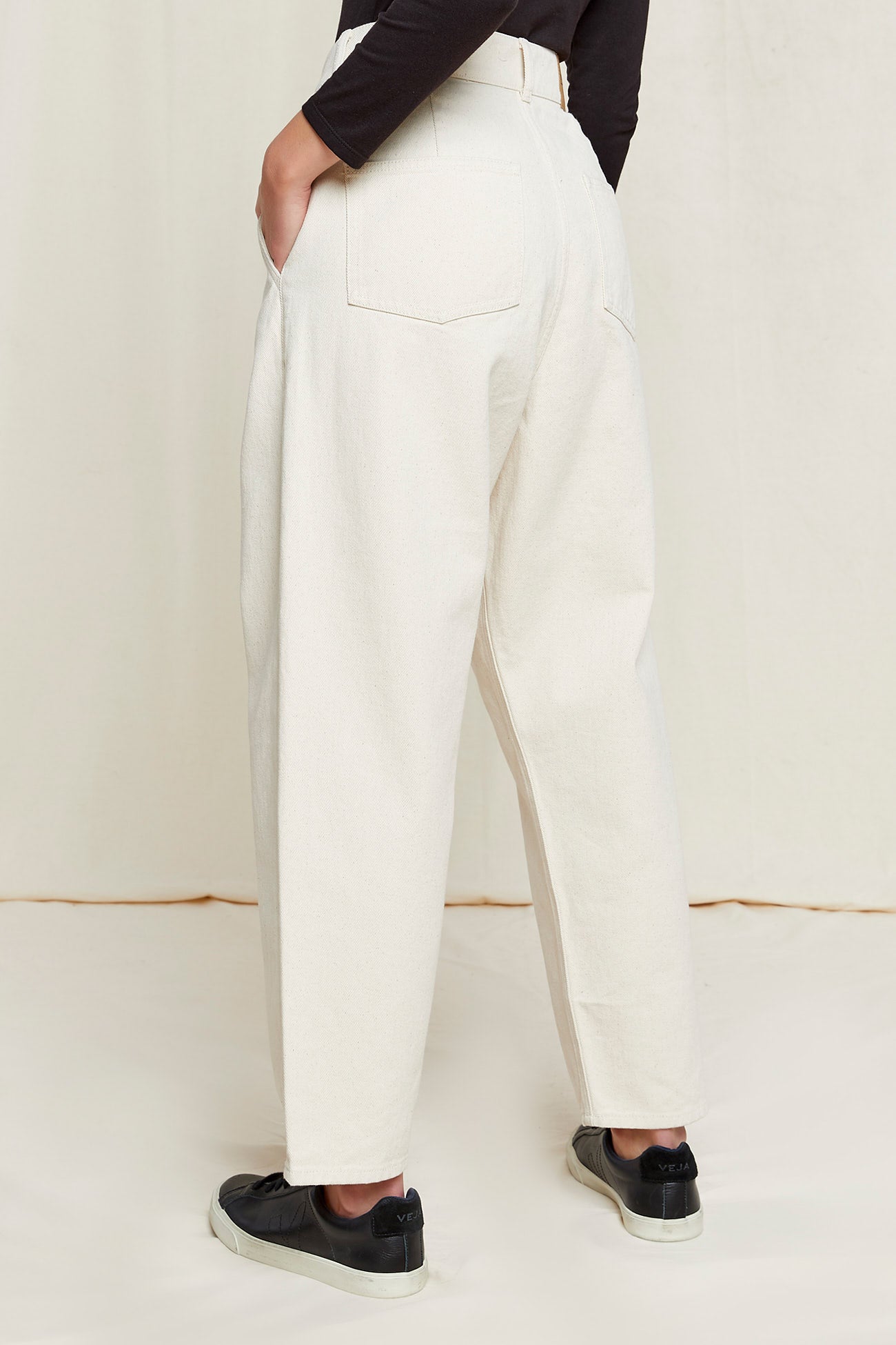 W-B128UF-CM1-Alexis-Tapaered-Trousers-aus-Bio-Baumwolle-Mode-Kleidung-Frauen-OBASSI-Natural-Vorne_4
