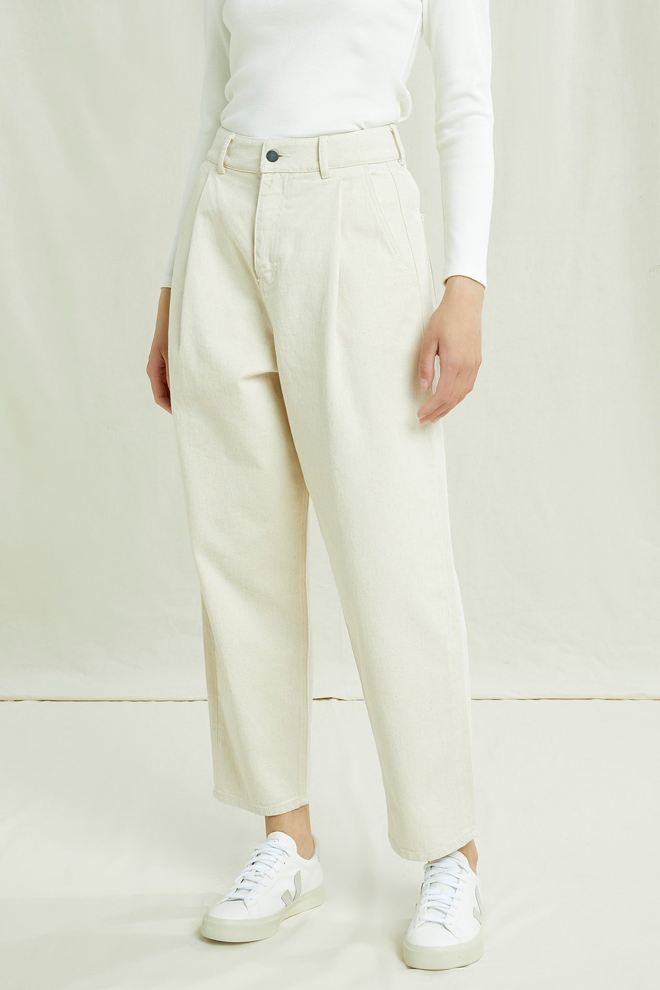 W-B128UF-CM1-Alexis-Tapaered-Trousers-aus-Bio-Baumwolle-Mode-Kleidung-Frauen-OBASSI-Natural-Vorne_6