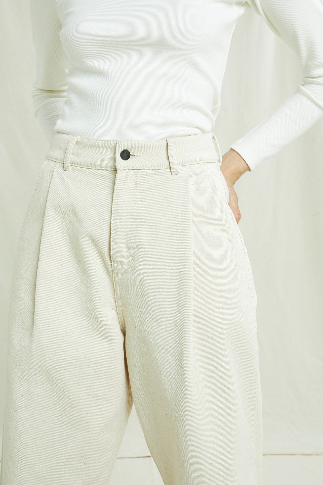 W-B128UF-CM1-Alexis-Tapaered-Trousers-aus-Bio-Baumwolle-Mode-Kleidung-Frauen-OBASSI-Natural-Vorne_7