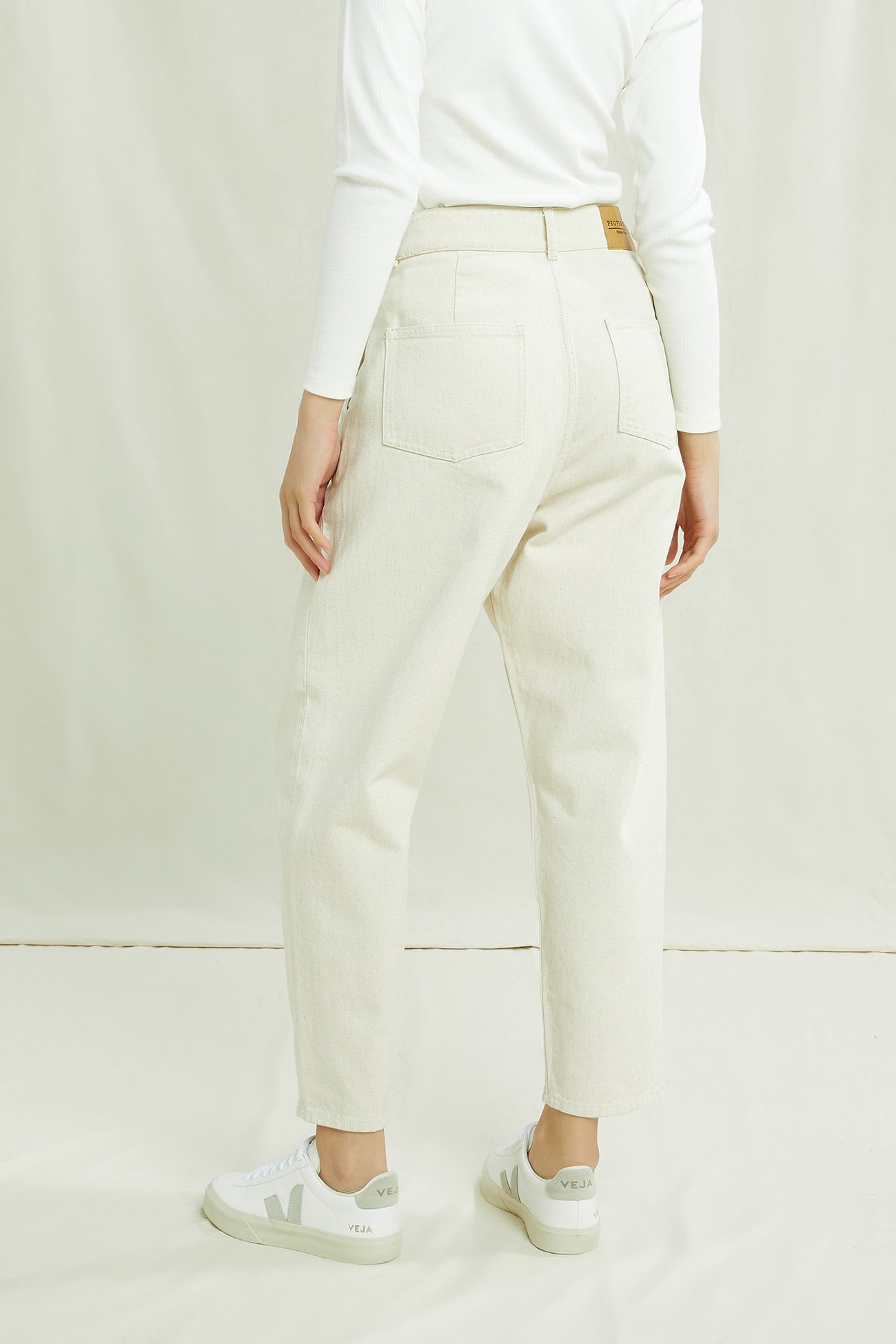 W-B128UF-CM1-Alexis-Tapaered-Trousers-aus-Bio-Baumwolle-Mode-Kleidung-Frauen-OBASSI-Natural-Vorne_8