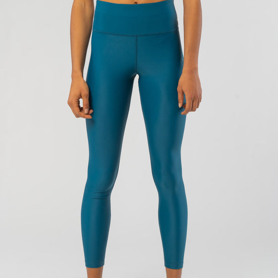 W-BE021-Walk-Free-Yoga-Leggings-aus-ECONYL-Fair-Trade-Kleidung-Berlin-Frauen-ALBA-Fern-Vorne1