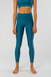 W-BE021-Walk-Free-Yoga-Leggings-aus-ECONYL-Fair-Trade-Kleidung-Berlin-Frauen-ALBA-Fern-Vorne1