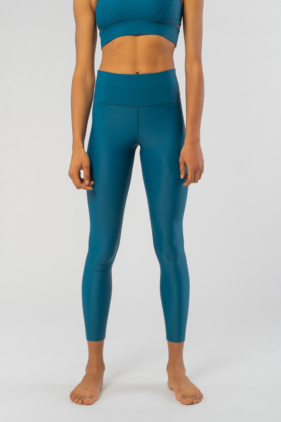 W-BE021-Walk-Free-Yoga-Leggings-aus-ECONYL-Fair-Trade-Kleidung-Berlin-Frauen-ALBA-Fern-Vorne1