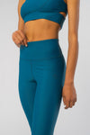 W-BE021-Walk-Free-Yoga-Leggings-aus-ECONYL-Fair-Trade-Kleidung-Berlin-Frauen-ALBA-Fern-Vorne2