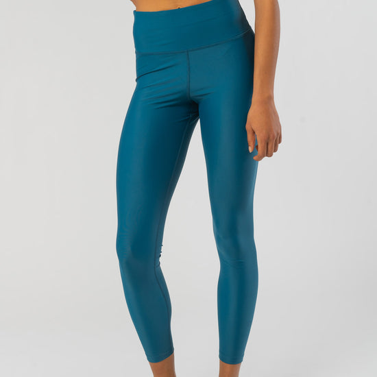 W-BE021-Walk-Free-Yoga-Leggings-aus-ECONYL-Fair-Trade-Kleidung-Berlin-Frauen-ALBA-Fern-Vorne5