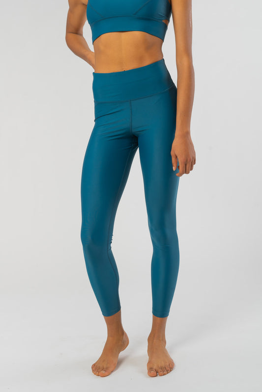 W-BE021-Walk-Free-Yoga-Leggings-aus-ECONYL-Fair-Trade-Kleidung-Berlin-Frauen-ALBA-Fern-Vorne5