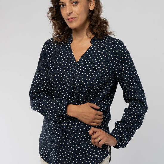 W-Bluse-aus-Bio-Baumwolle-ECOVERO-TM-Faire-Trade-Kleidung-Blue-Dotted-Detail