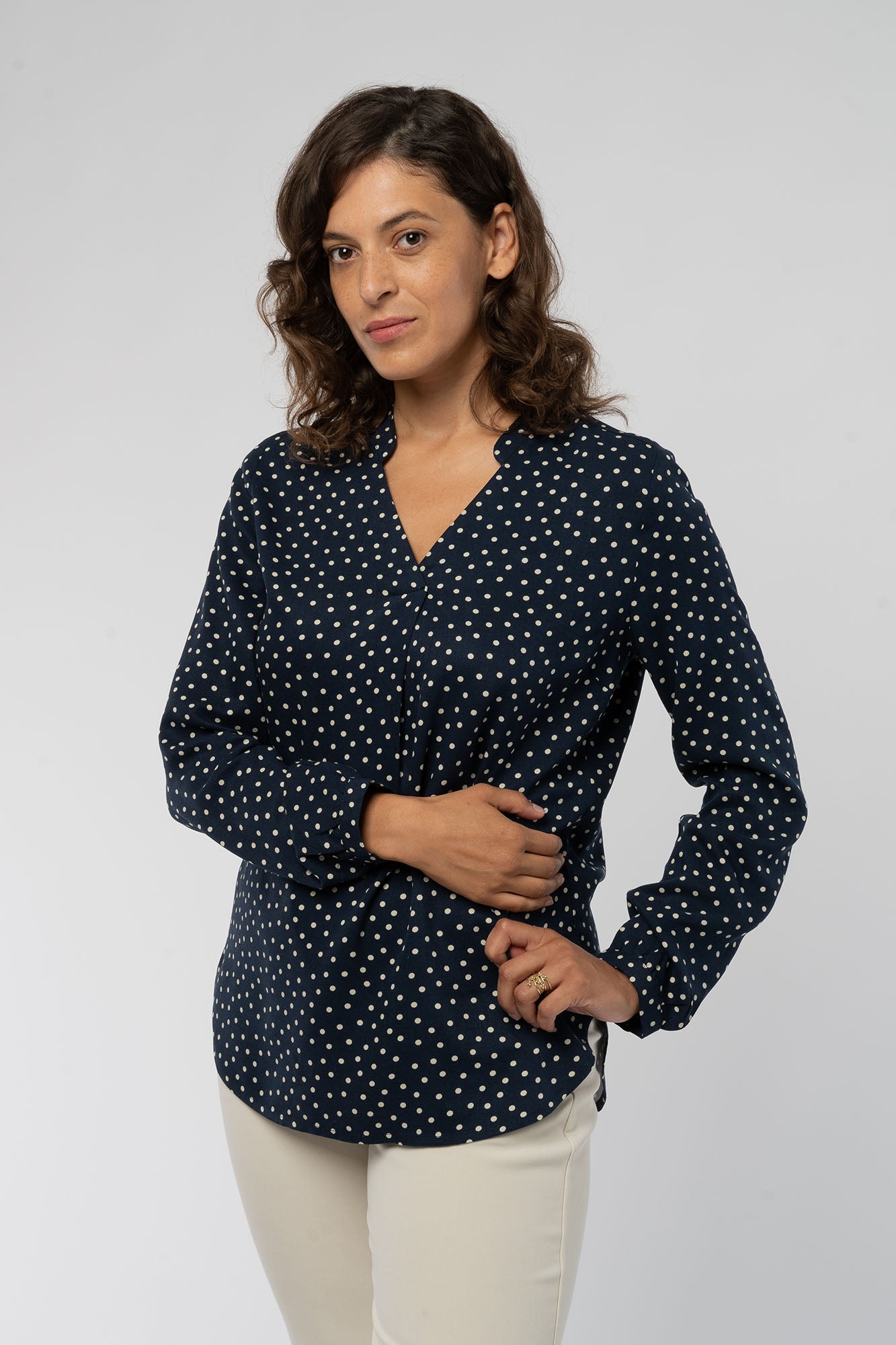 W-Bluse-aus-Bio-Baumwolle-ECOVERO-TM-Faire-Trade-Kleidung-Blue-Dotted-Detail