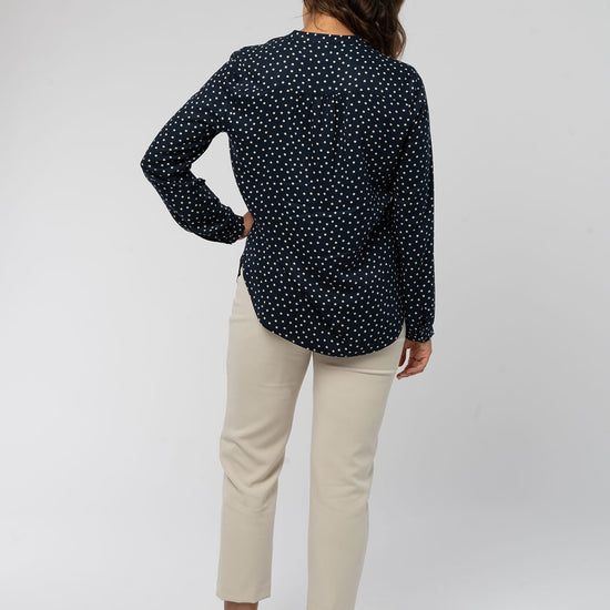 W-Bluse-aus-Bio-Baumwolle-ECOVERO-TM-Faire-Trade-Kleidung-Blue-Dotted-Hinten