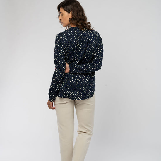W-Bluse-aus-Bio-Baumwolle-ECOVERO-TM-Faire-Trade-Kleidung-Blue-Dotted-Hinten2