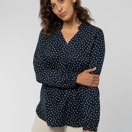 W-Bluse-aus-Bio-Baumwolle-ECOVERO-TM-Faire-Trade-Kleidung-Blue-Dotted-Vorne