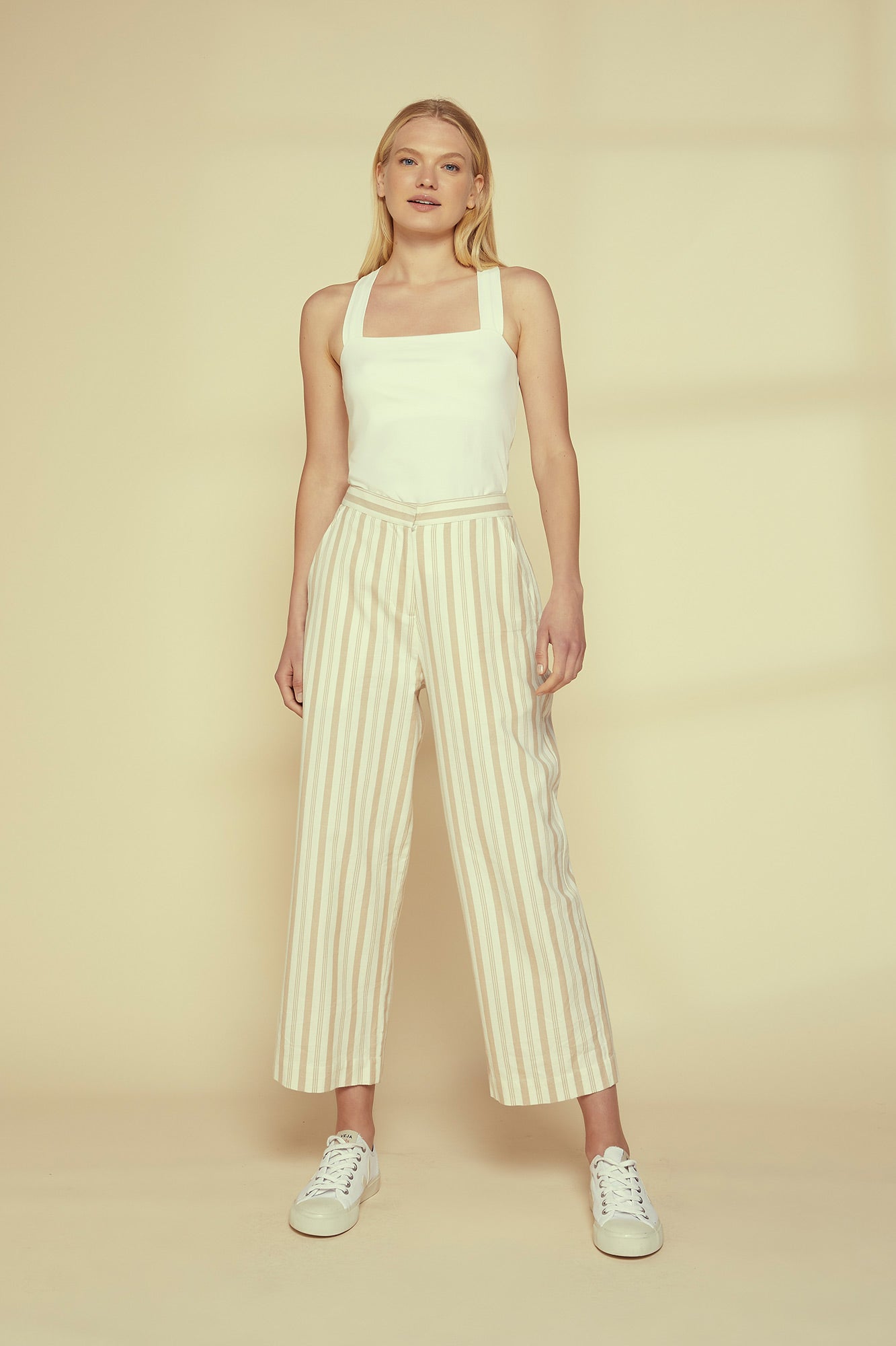 W-C056UG-Emerson-Gestreifte-Hosen-aus-Bio-Baumwolle-Fair-Produzierte-Kleidung-Frauen-TROTTI-Stone-Stripe-Vorne