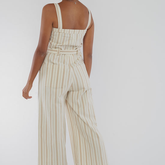 W-C057UG-Rena-Gestreifter-Jumpsuit-aus-Bio-Baumwolle-Fairtrade-Klamotten-Frauen-MEREVI-Stone-Stripe-Vorne20284