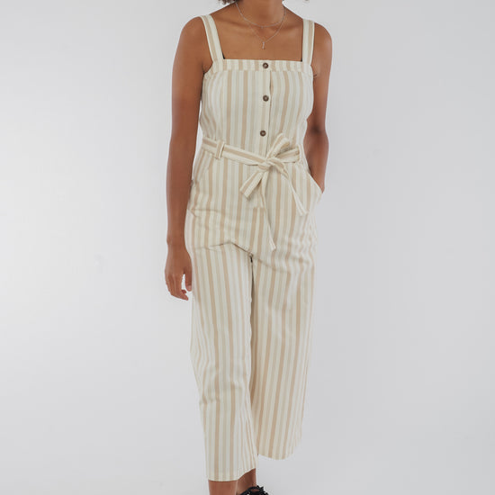 W-C057UG-Rena-Gestreifter-Jumpsuit-aus-Bio-Baumwolle-Fairtrade-Klamotten-Frauen-MEREVI-Stone-Stripe-Vorne20286
