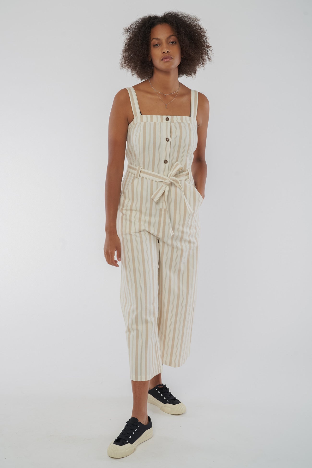 W-C057UG-Rena-Gestreifter-Jumpsuit-aus-Bio-Baumwolle-Fairtrade-Klamotten-Frauen-MEREVI-Stone-Stripe-Vorne20286