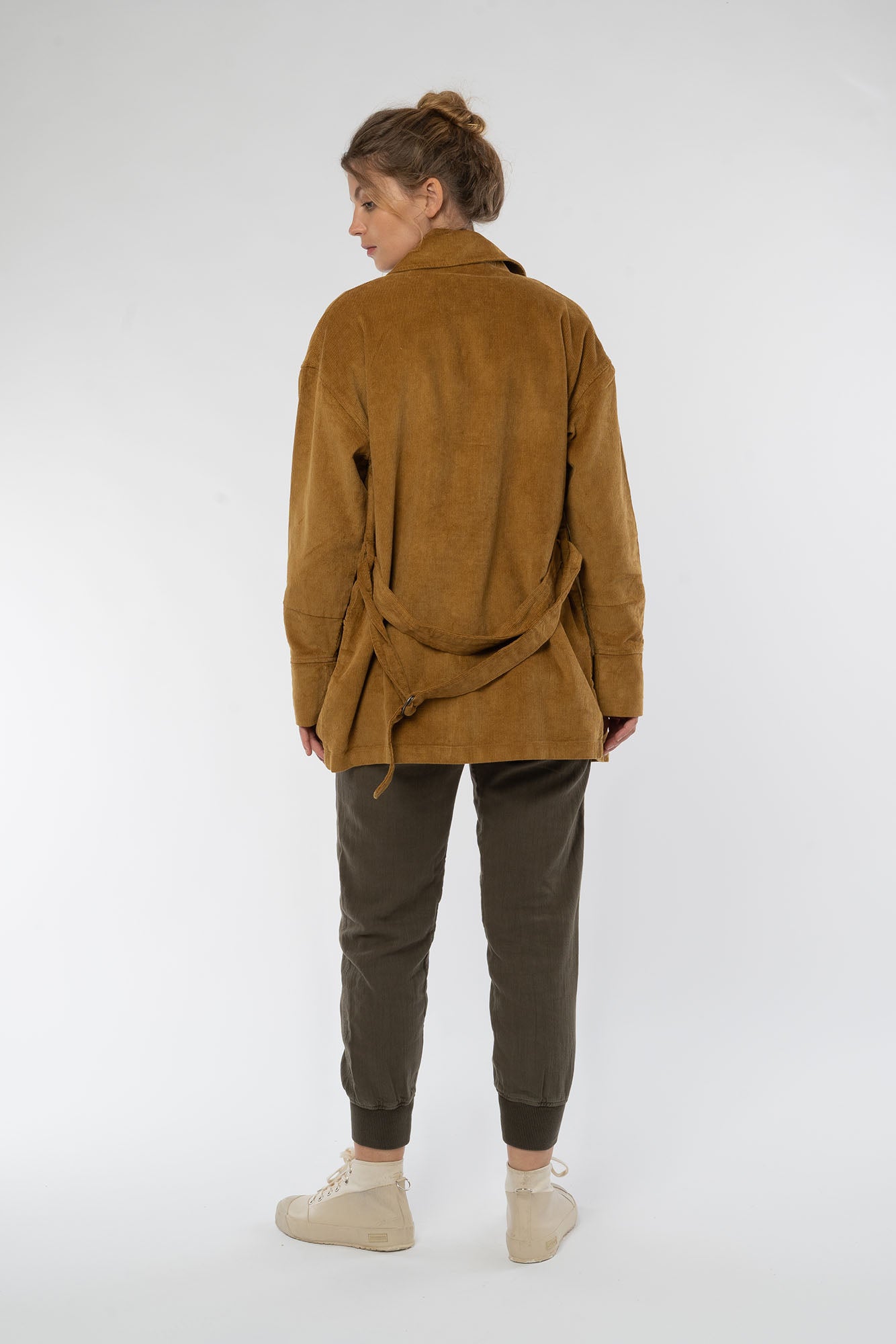 W-Cord-Jacke-aus-Bio-Baumwolle-Hanf-Fairtrade-Kleidung-Peanut-Hinten
