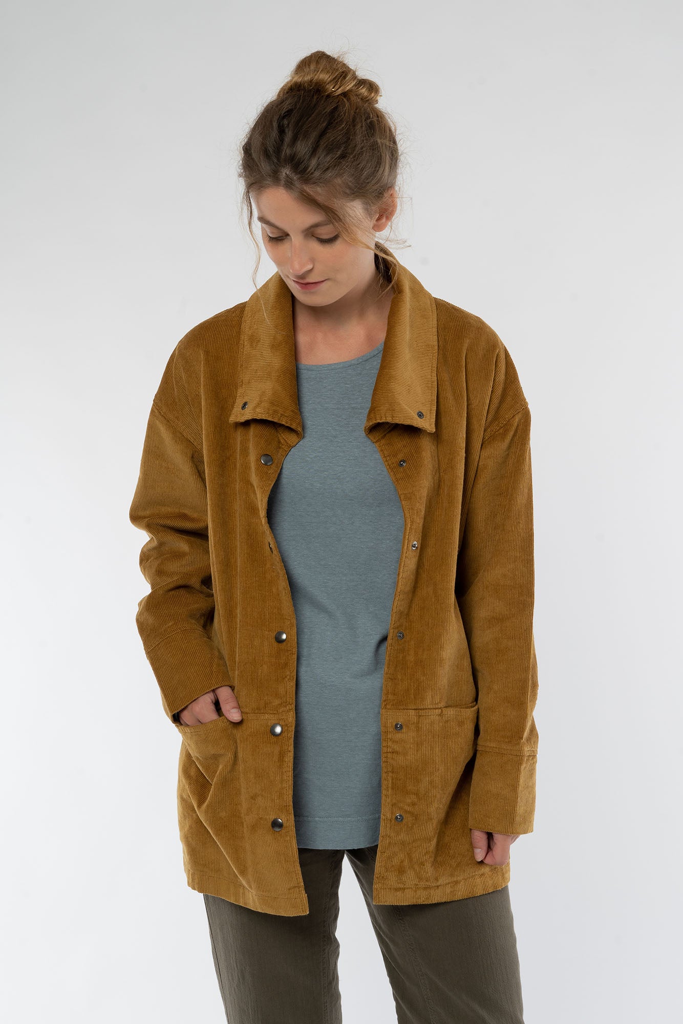 W-Cord-Jacke-aus-Bio-Baumwolle-Hanf-Fairtrade-Kleidung-Peanut-Vorne
