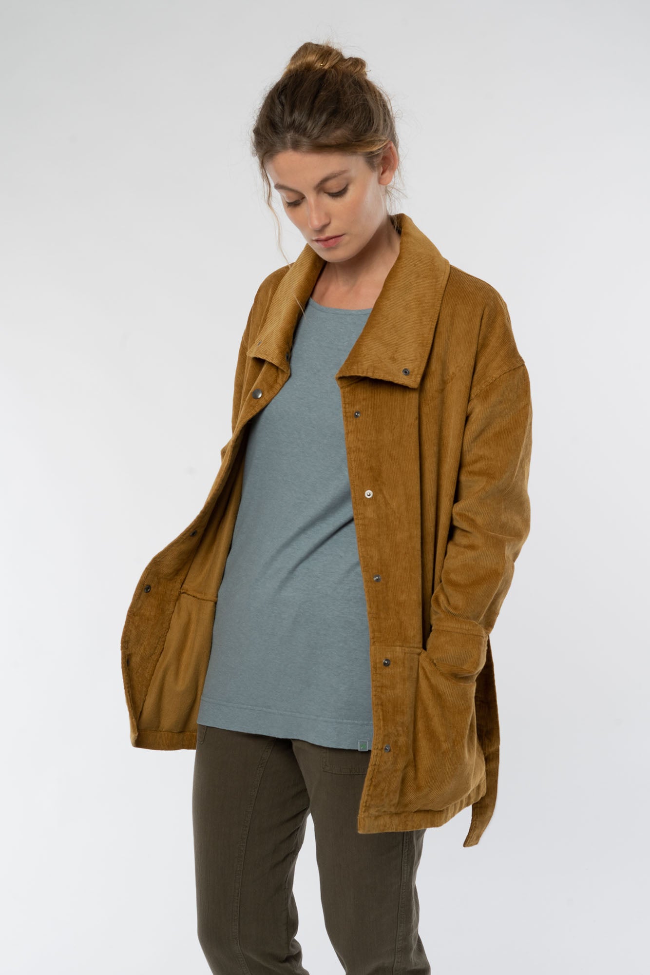 W-Cord-Jacke-aus-Bio-Baumwolle-Hanf-Fairtrade-Kleidung-Peanut-Vorne6