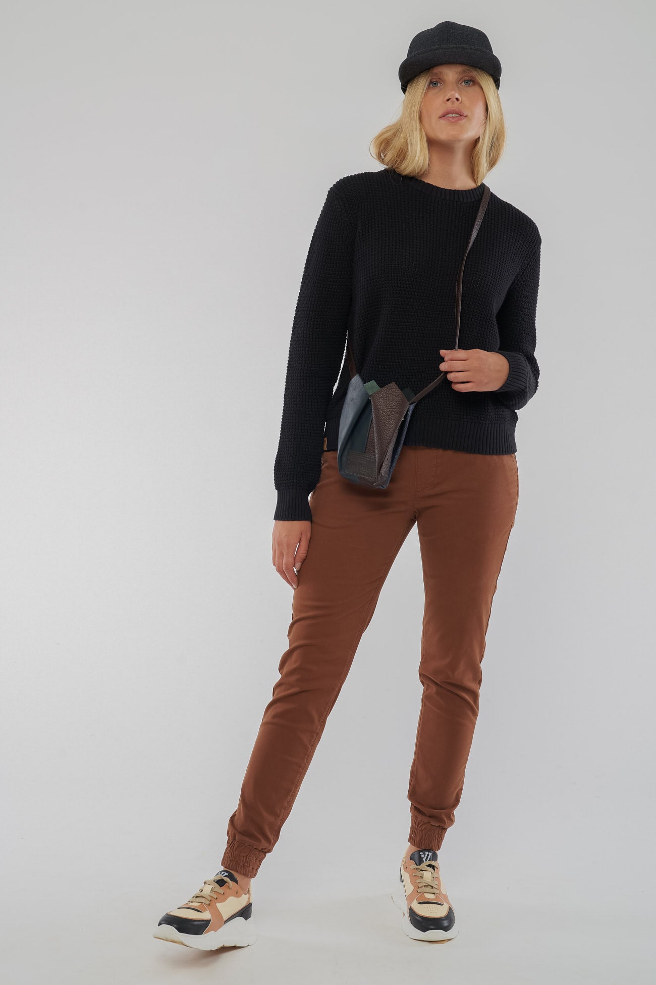 W-Crew-Standard-Knit-Sweater-Bio-Baumwolle-Frauen-Jet-Black-Vorne