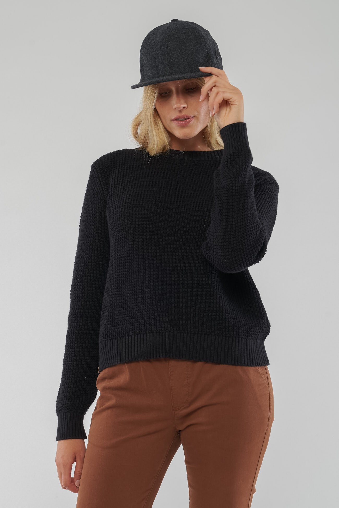 W-Crew-Standard-Knit-Sweater-Bio-Baumwolle-Frauen-Jet-Black-Vorne2