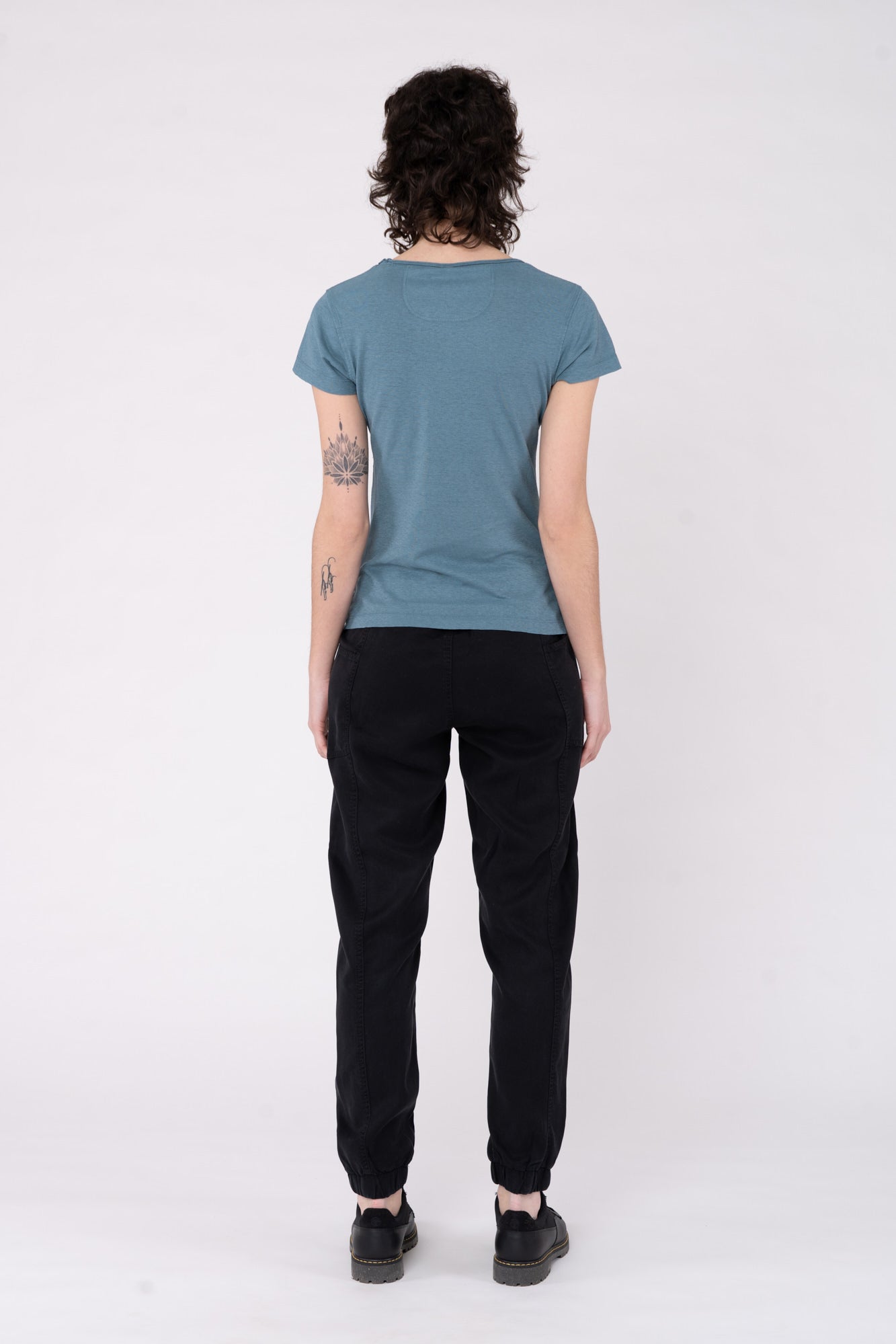 W-DH216OEB-Legeres-T-Shirt-aus-Hanf-Bio-Baumwolle-Faire-Klamotten-CAMBRENA-Midnight-Blue-Vorne1