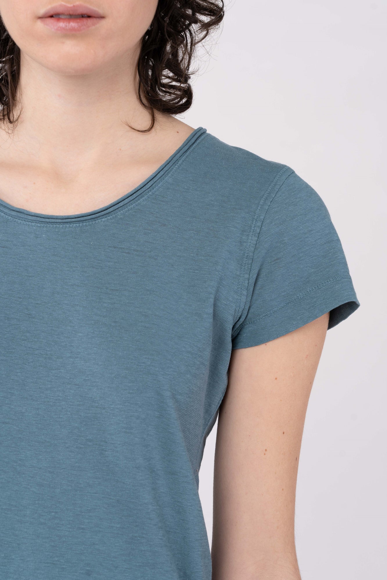 W-DH216OEB-Legeres-T-Shirt-aus-Hanf-Bio-Baumwolle-Faire-Klamotten-CAMBRENA-Midnight-Blue-Vorne3