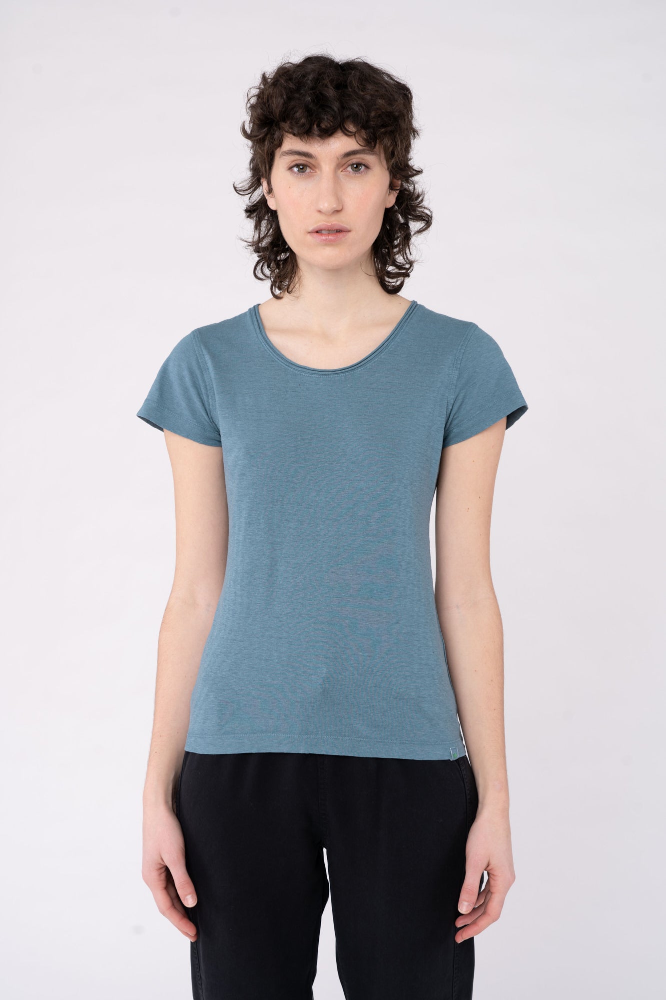 W-DH216OEB-Legeres-T-Shirt-aus-Hanf-Bio-Baumwolle-Faire-Klamotten-CAMBRENA-Midnight-Blue-Vorne4