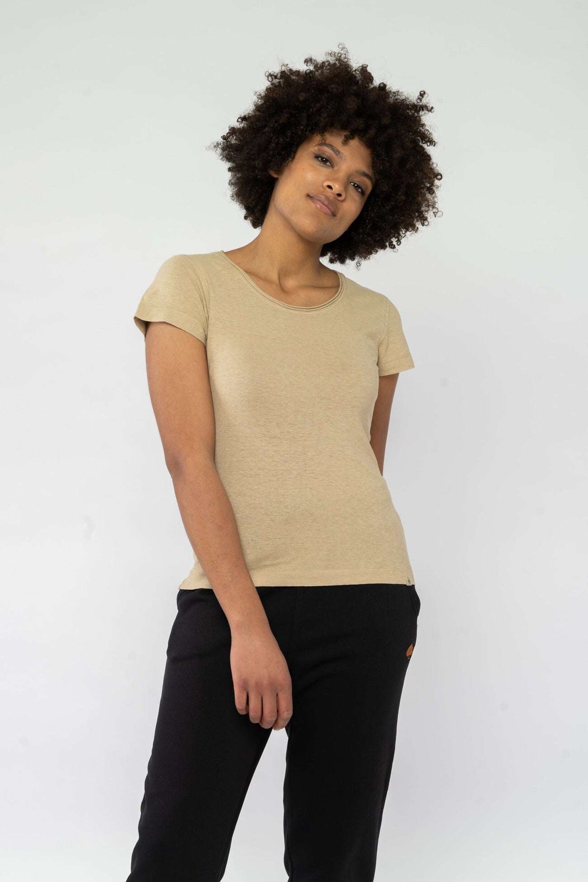 W-DH216OEB-T-Shirt-fuer-Frauen-Klassich-Hanf-GOBI-Vorne2