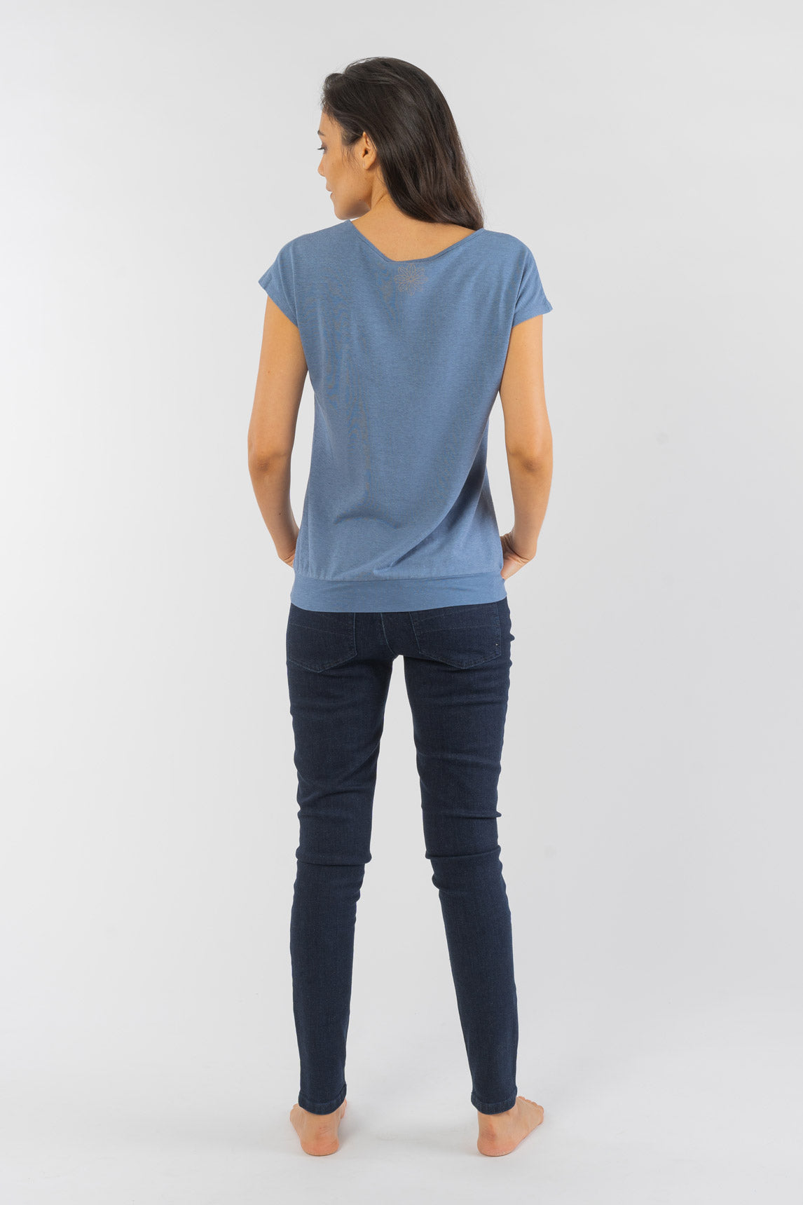 W-DH653-Aermelloses-Yoga-T-Shirt-aus-Hanf-Bio-Baumwolle-Oekologische-Kleidung-Frauen-FELINE-Blueberry-Vorne1