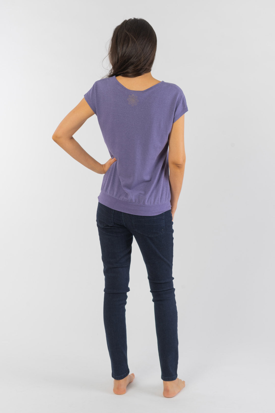 W-DH653-Aermelloses-Yoga-T-Shirt-aus-Hanf-Bio-Baumwolle-Oekologische-Kleidung-Frauen-FELINE-Lavender-Vorne1