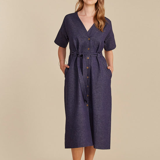 W-E054UJ-INDIA-Kleid-aus-Bio-Baumwolle-Mode-Fair-Produziert-MENGATTA-Navy-Vorne2