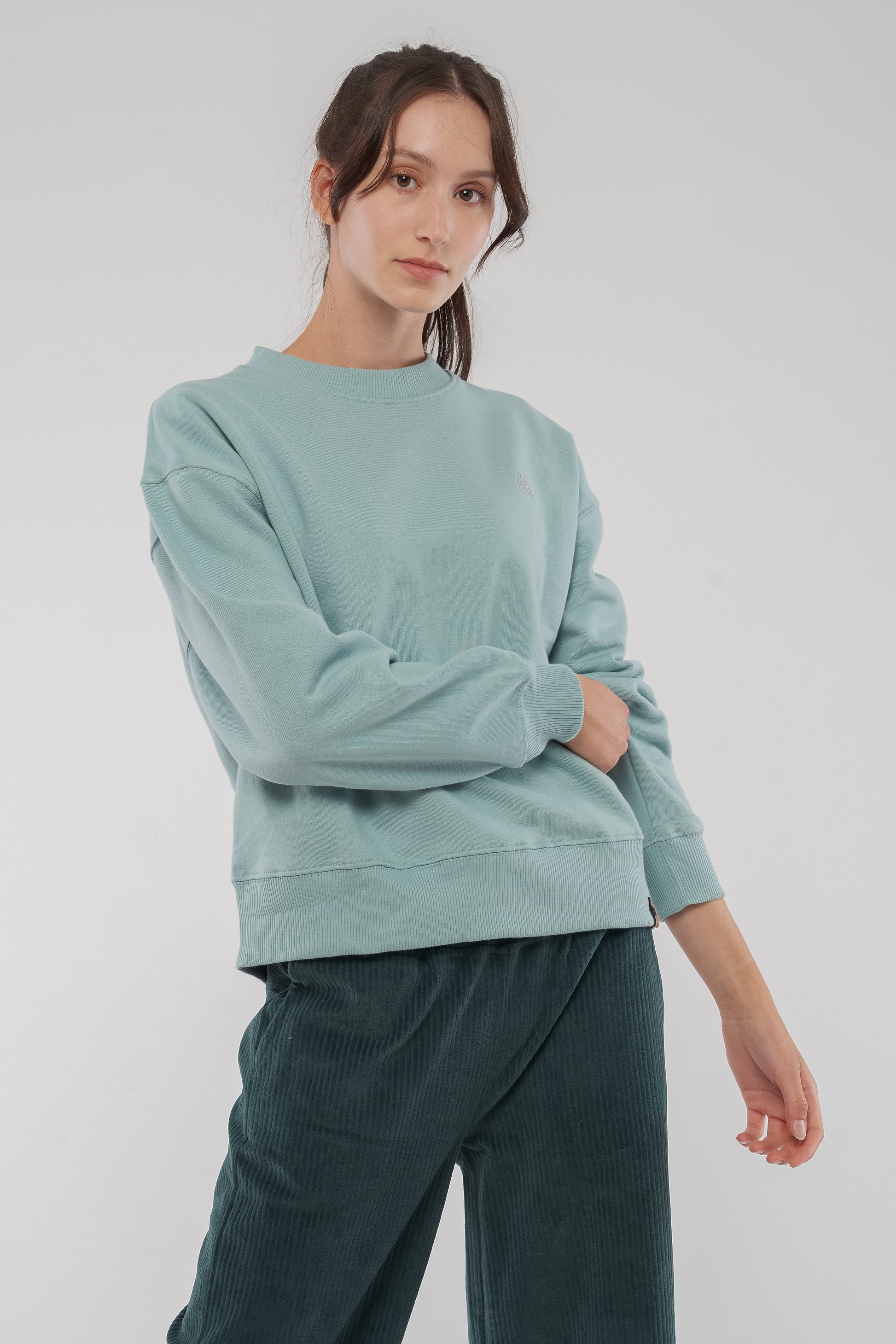 W-EP64-Damen-Sweatshirt-Pullover-mit-Raglanaermeln-aus-Bio-Baumwolle-Faire-Siegel-Kleidung-Frauen-THAPSEY-Sage-Vorne