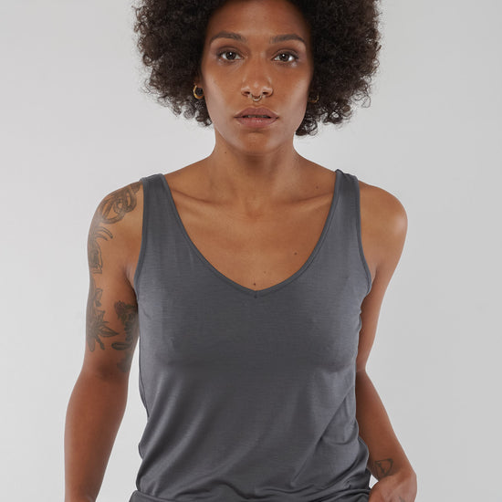 W-GB1084-Victoria-Tencel-Tank-Top-aus-TENCEL-Oeko-Onlineshop-Frauen-ELFROS-Shadow-Grey-Vorne2