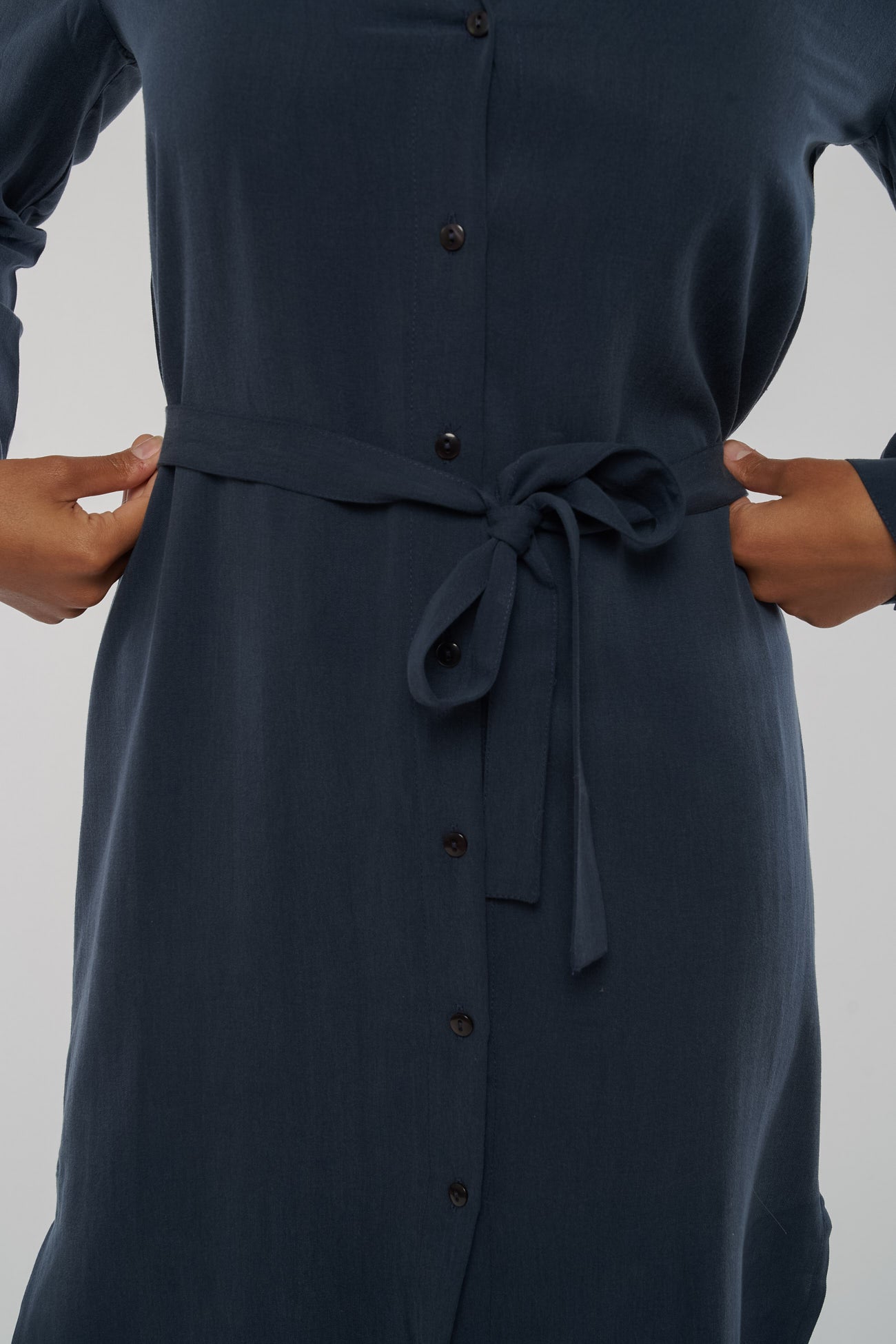 W-GB1247-Merle-Kleid-aus-TENCEL-Fair-Trade-Kleidung-Berlin-Herren-ZIRBA-Midnight-Blue-Detail