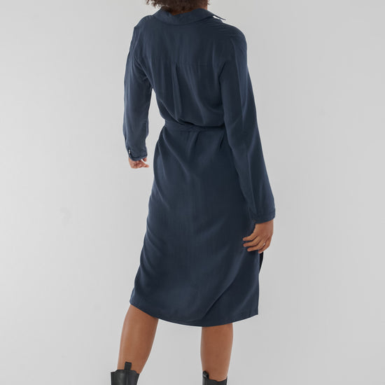 W-GB1247-Merle-Kleid-aus-TENCEL-Fair-Trade-Kleidung-Berlin-Herren-ZIRBA-Midnight-Blue-Hinten
