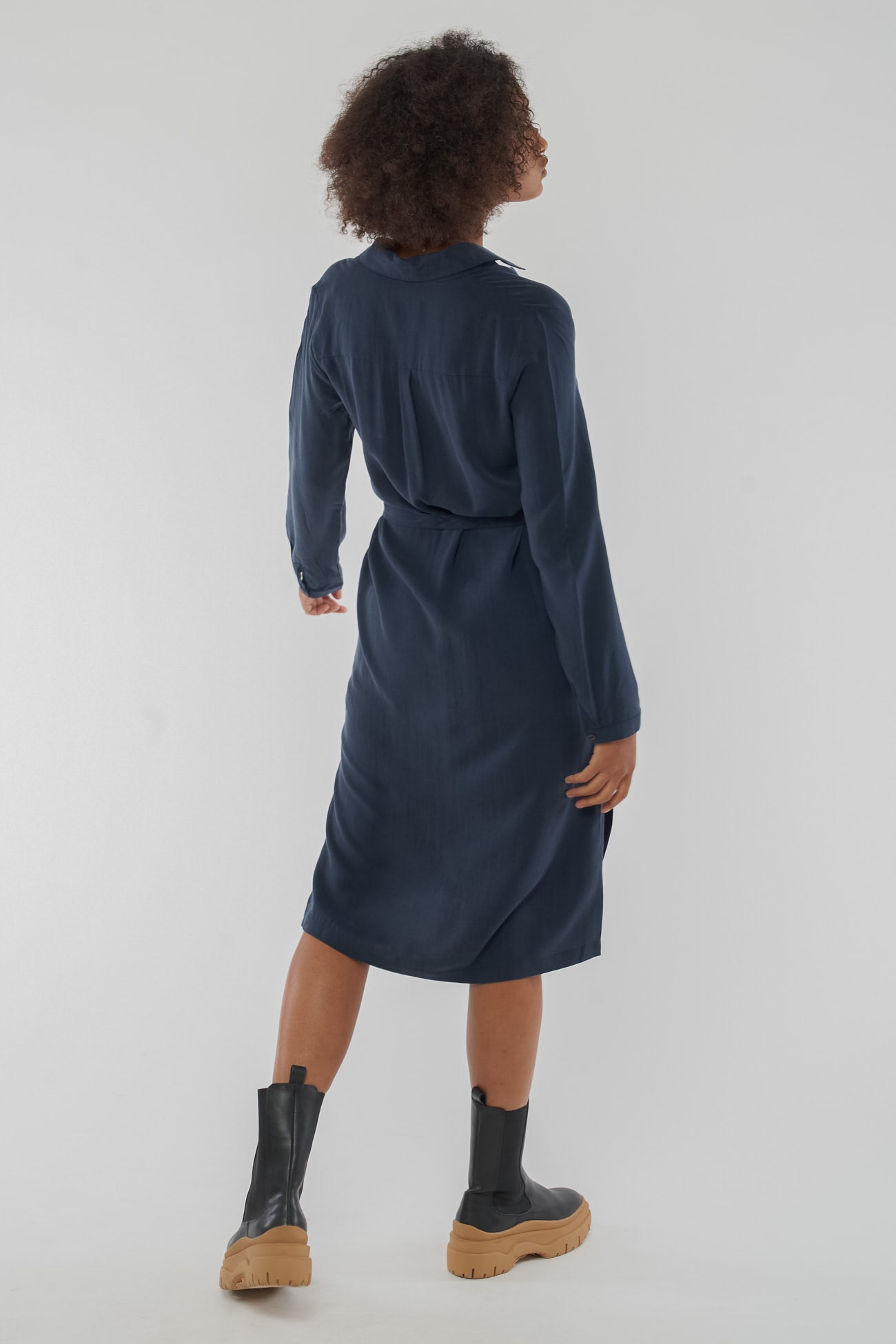 W-GB1247-Merle-Kleid-aus-TENCEL-Fair-Trade-Kleidung-Berlin-Herren-ZIRBA-Midnight-Blue-Hinten