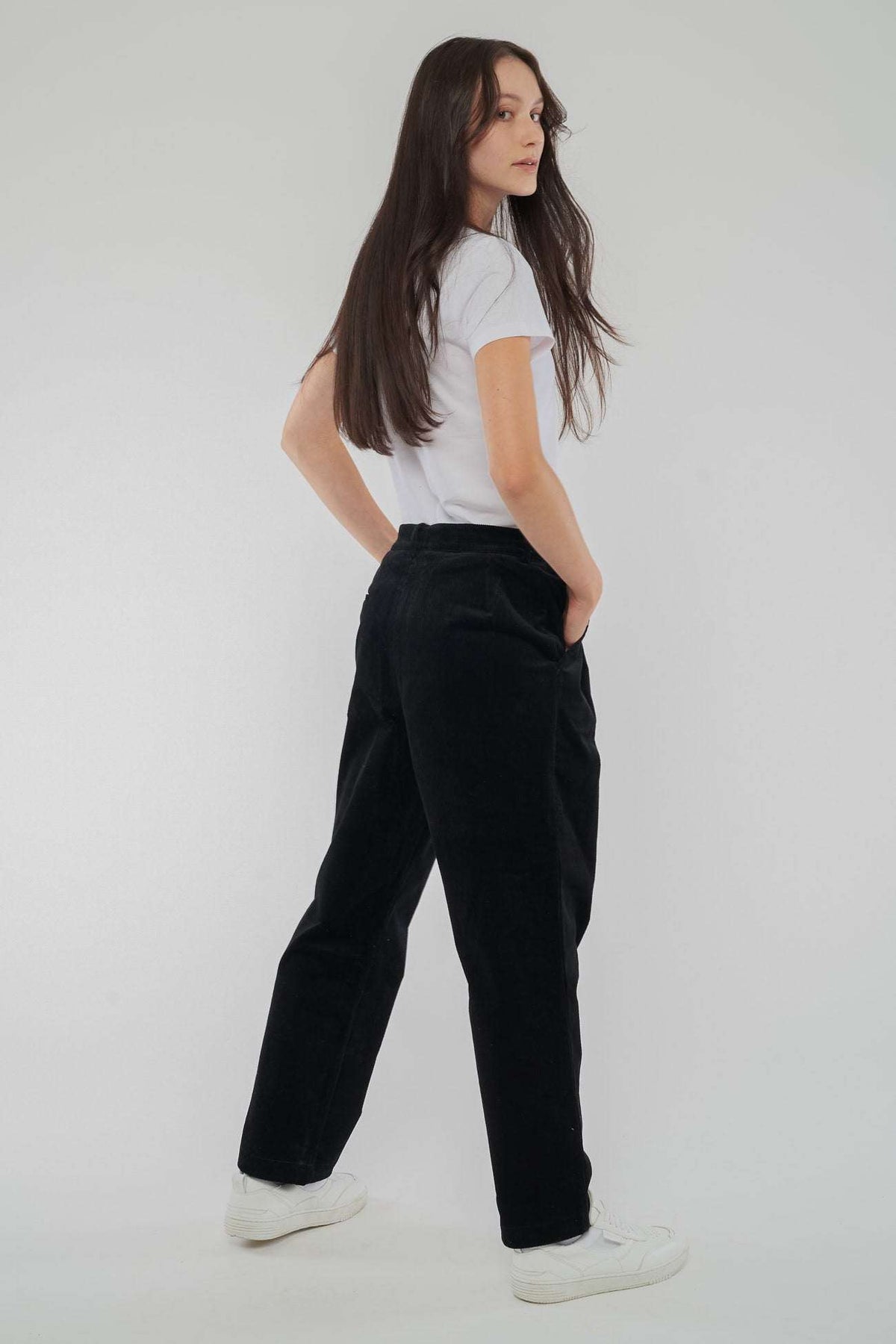Theresa ist 174cm groß und trägt Größe S