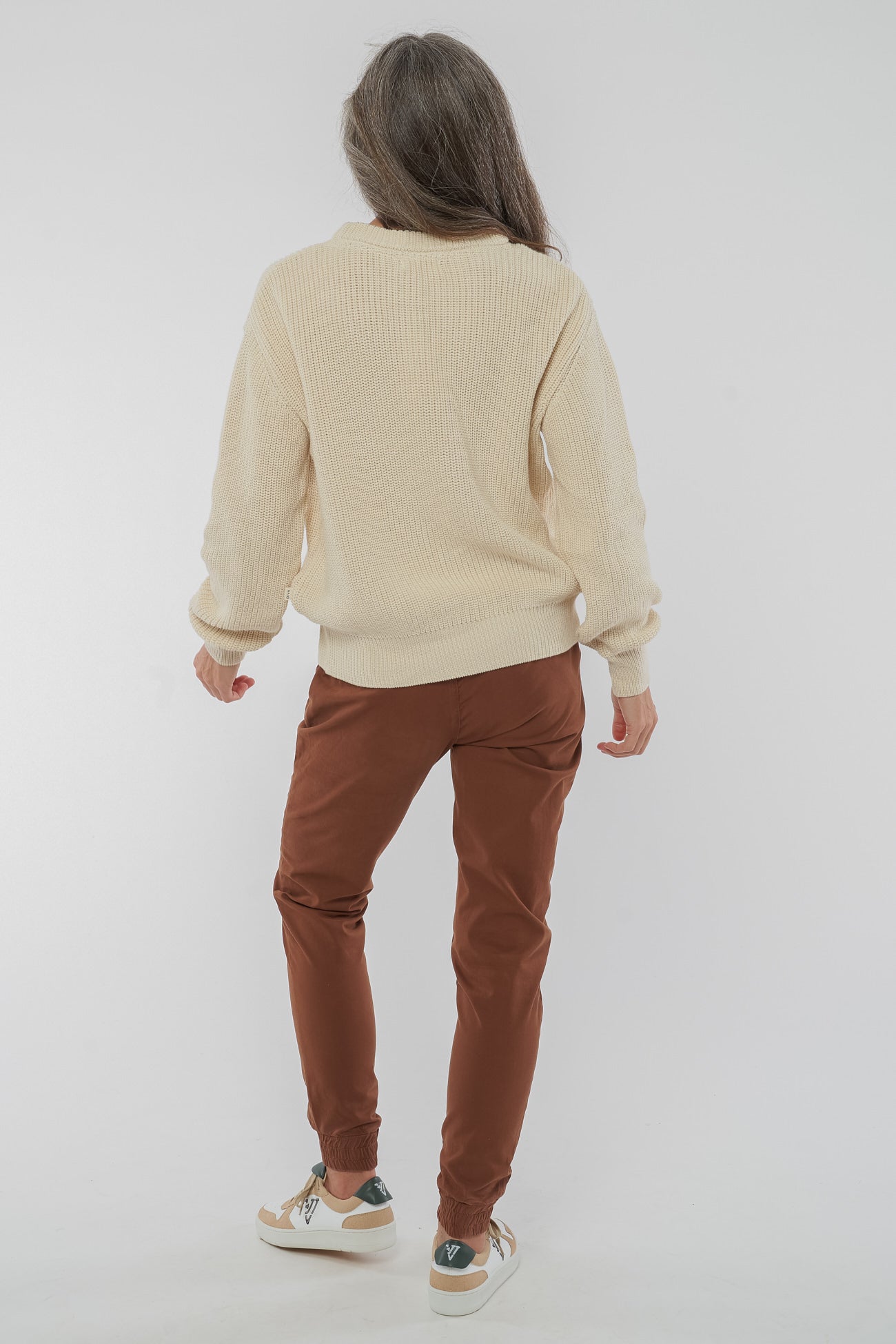 W-GB1330-BECKY-Strickpullover-aus-Bio-Baumwolle-Natuerliche-Kleidung-Frauen-KINOKI-Undyed-Hinten